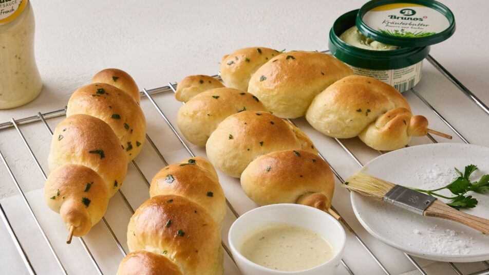 Schlangenbrot mit Brunos Kräuterbutter und Brunos Salatsauce Bio French zum Dippen