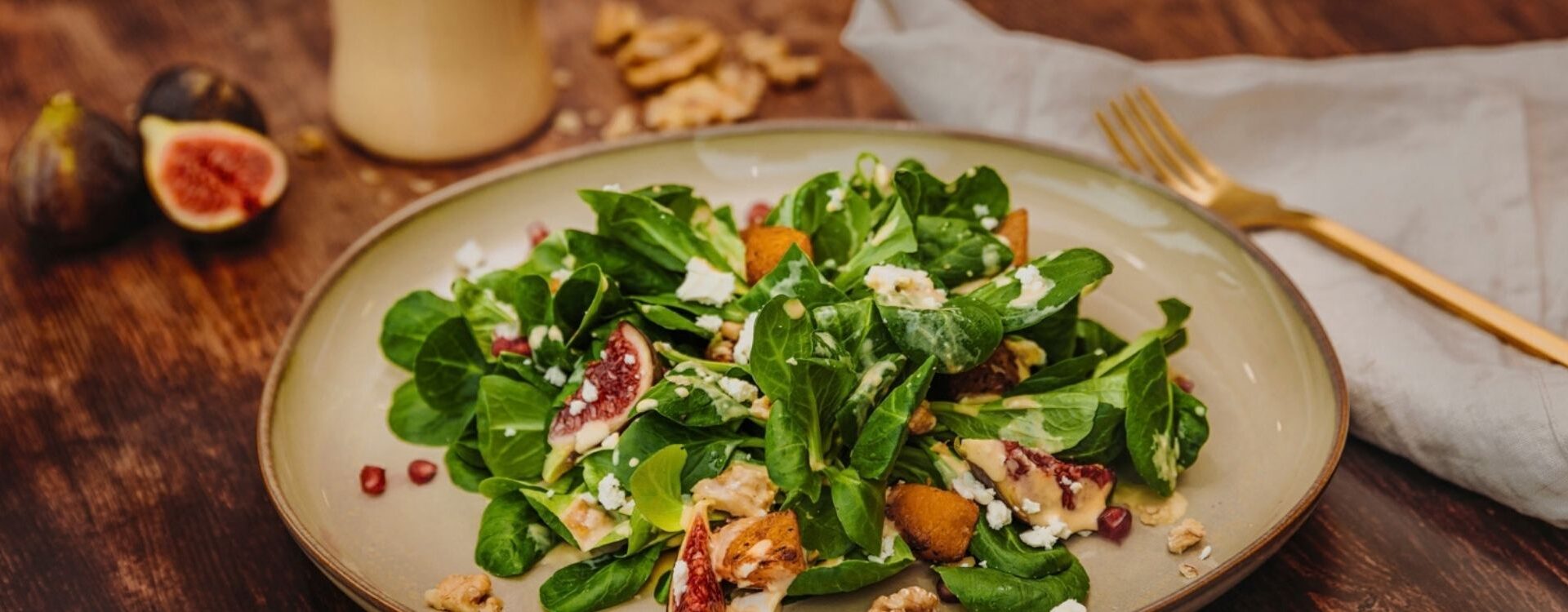 Frischer Herbstsalat mit Nüssen, Feigen, Granatapfel und Brunos Salatsauce Kürbis & Marroni