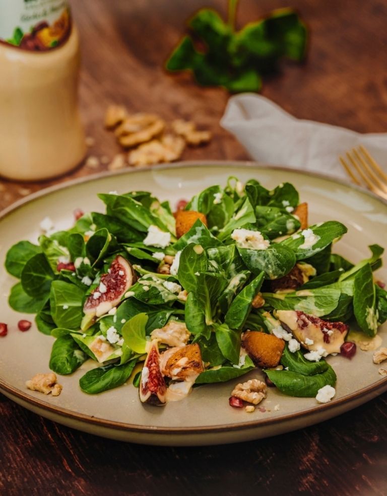 Frischer Herbstsalat mit Nüssen, Feigen, Granatapfel und Brunos Salatsauce Kürbis & Marroni